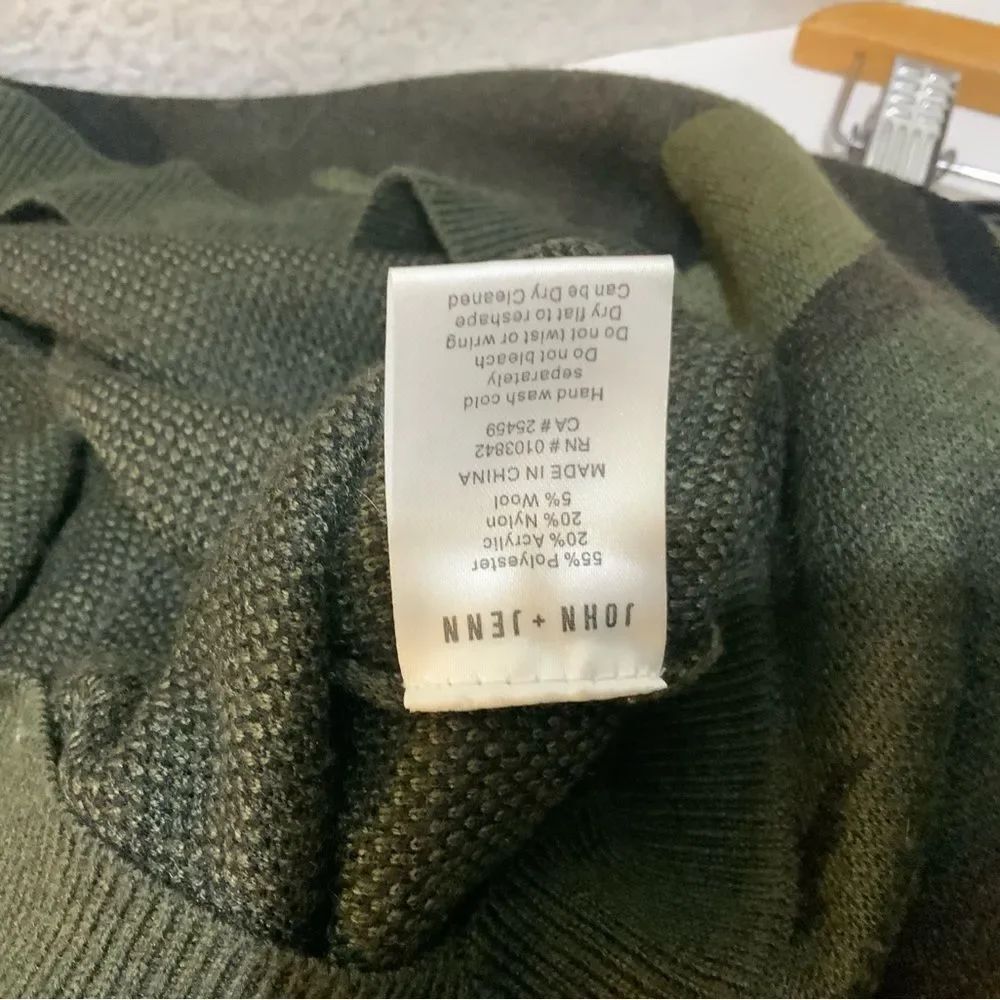 John + Jenn V-neck Fitz Green Camo Sweater S/P - Picture 7 of 8